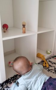 Montessori baby kruipt