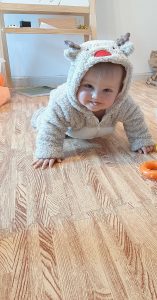 kruipende Montessori baby