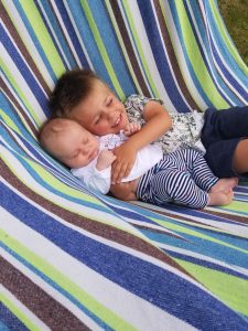 Montessori baby knuffelen