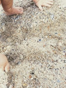 peuter in het zand - sensorieel