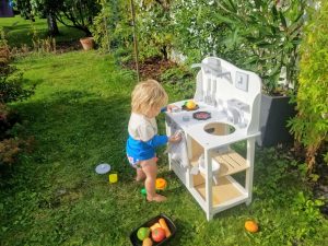 Montessori peuter in keuken