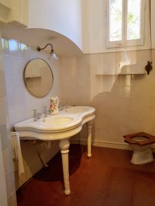 toilet in Gaudí zijn huis
