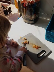 Montessori peuter in de keuken