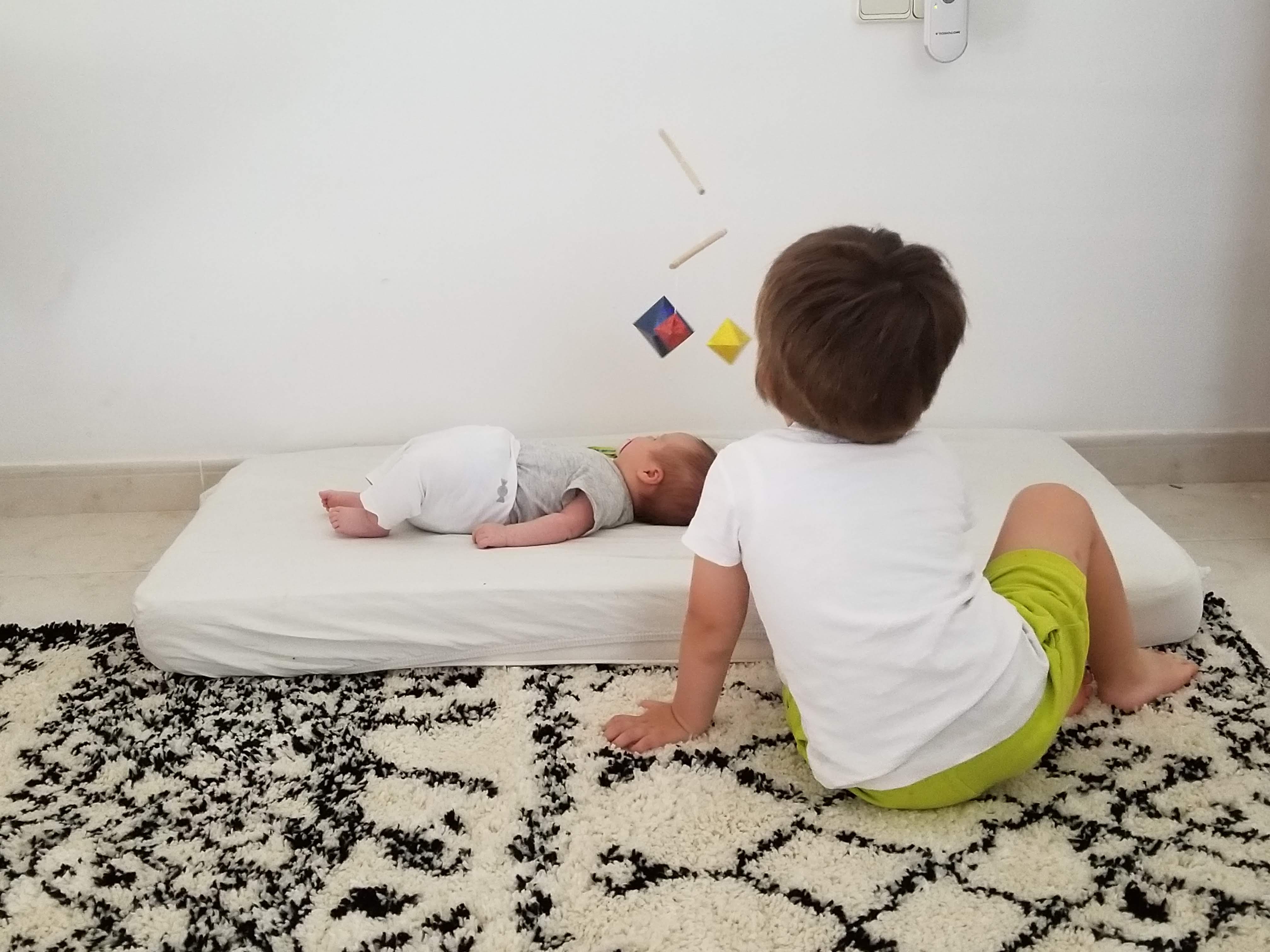 doorgaan met mat Steen Inrichting Montessori babykamer - Het Montessori Huis